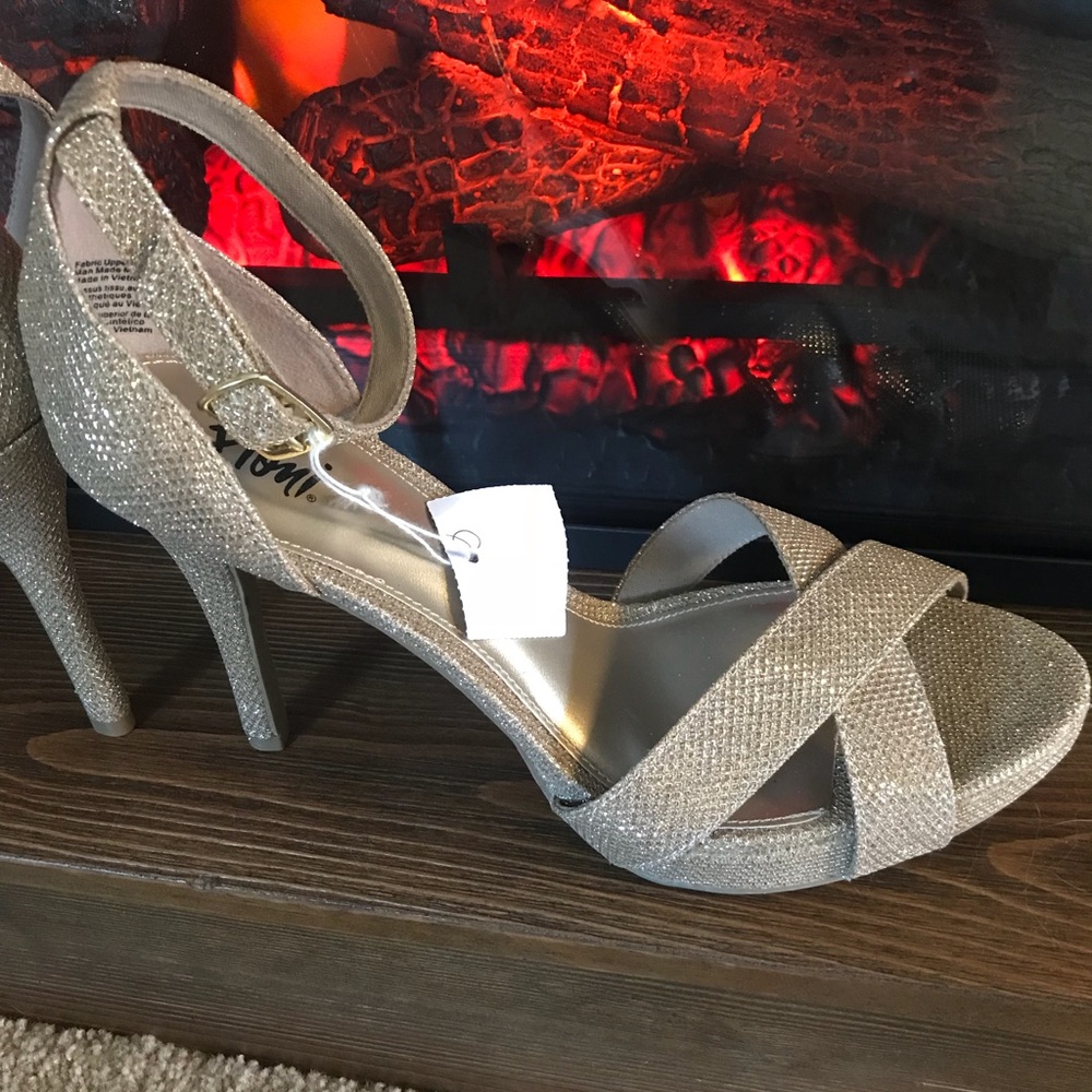 Gold Fioni High Heels - Picture 6 of 8